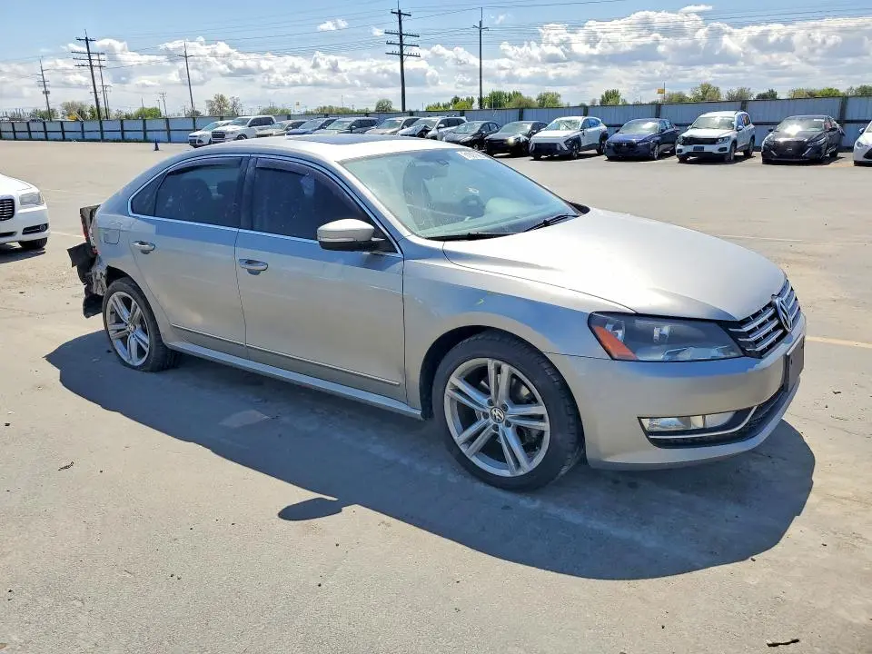 2013 VOLKSWAGEN PASSAT   