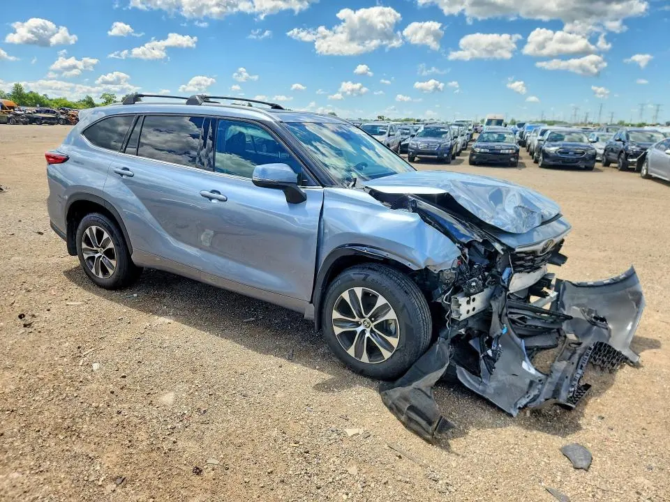 2022 TOYOTA HIGHLANDER XLE  