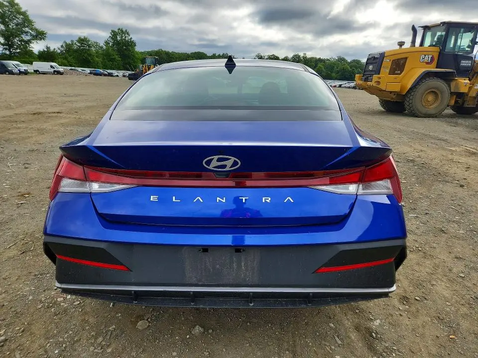 2024 HYUNDAI ELANTRA SE  