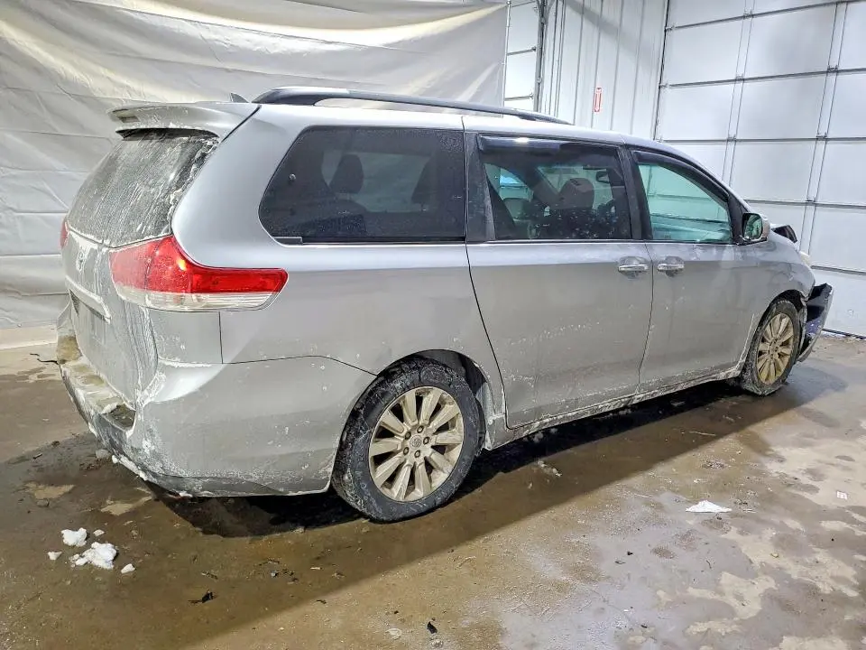 2012 TOYOTA SIENNA XLE  