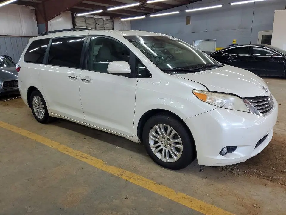 2015 TOYOTA SIENNA XLE 8-PASSENGER  