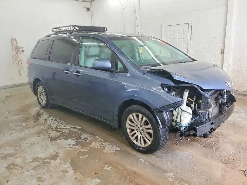 2013 TOYOTA SIENNA XLE  