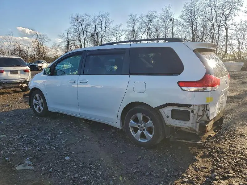 2013 TOYOTA SIENNA LE  