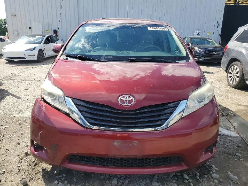 2014 TOYOTA SIENNA LE  