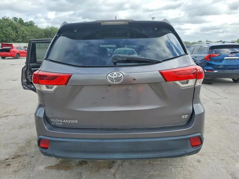 2018 TOYOTA HIGHLANDER SE  
