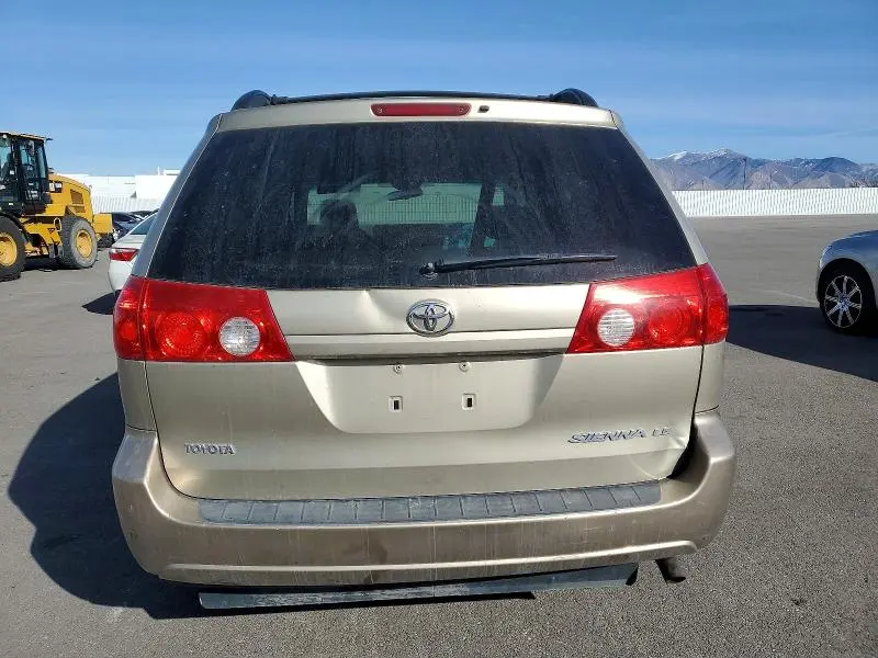 2010 TOYOTA SIENNA LE 8 PASSENGER  