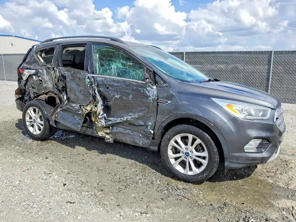 2017 FORD ESCAPE SE  