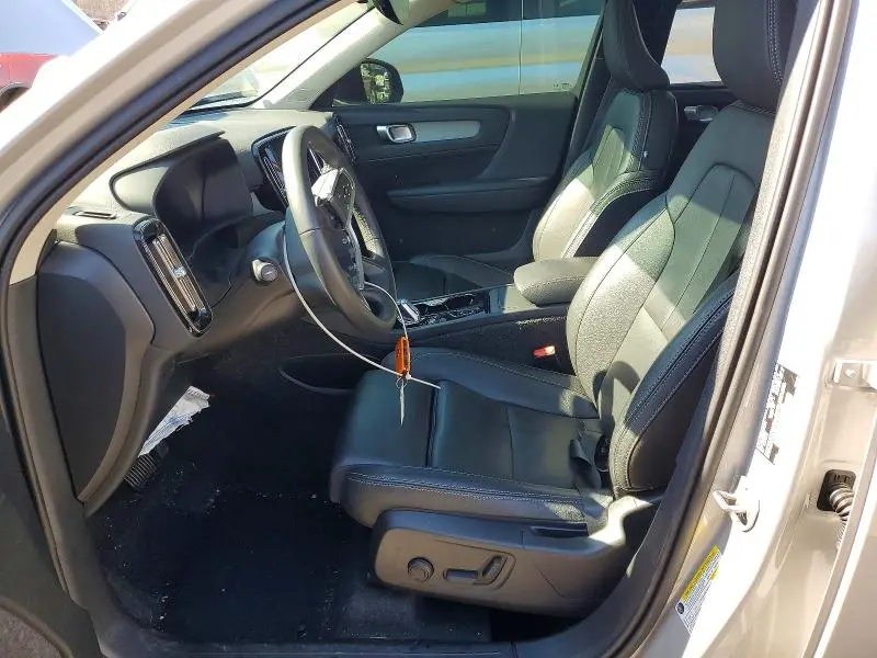 2025 VOLVO XC40 PLUS  