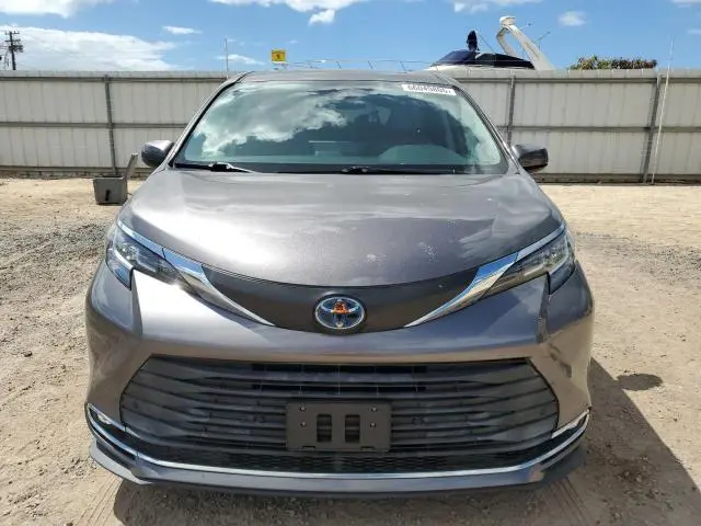 2021 TOYOTA SIENNA XLE  