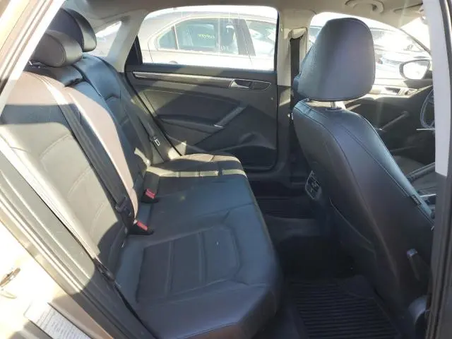 2016 VOLKSWAGEN PASSAT SE  