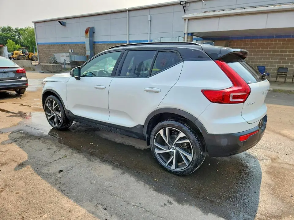 2022 VOLVO XC40 T5 R-DESIGN  