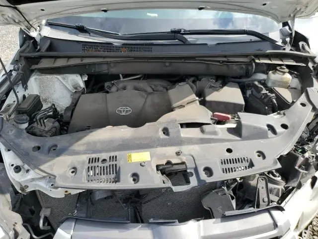 2018 TOYOTA HIGHLANDER SE  