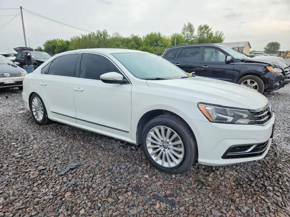 2016 VOLKSWAGEN PASSAT SE  