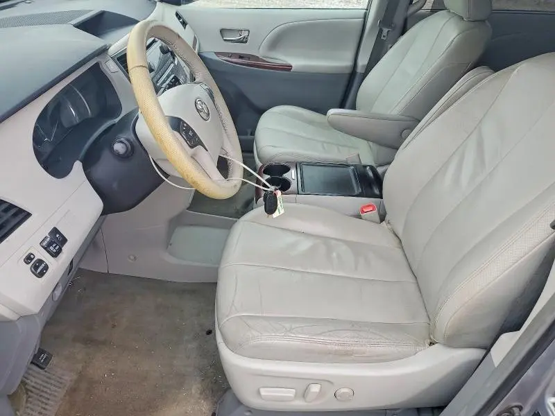 2012 TOYOTA SIENNA XLE  