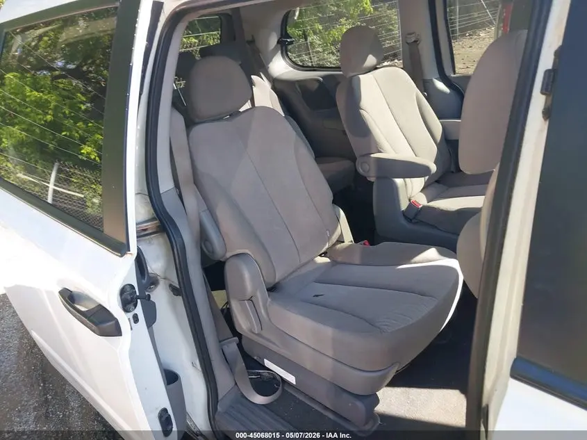 2012 KIA SEDONA LX