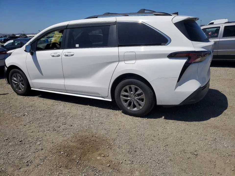 2023 TOYOTA SIENNA LE 8-PASSENGER  