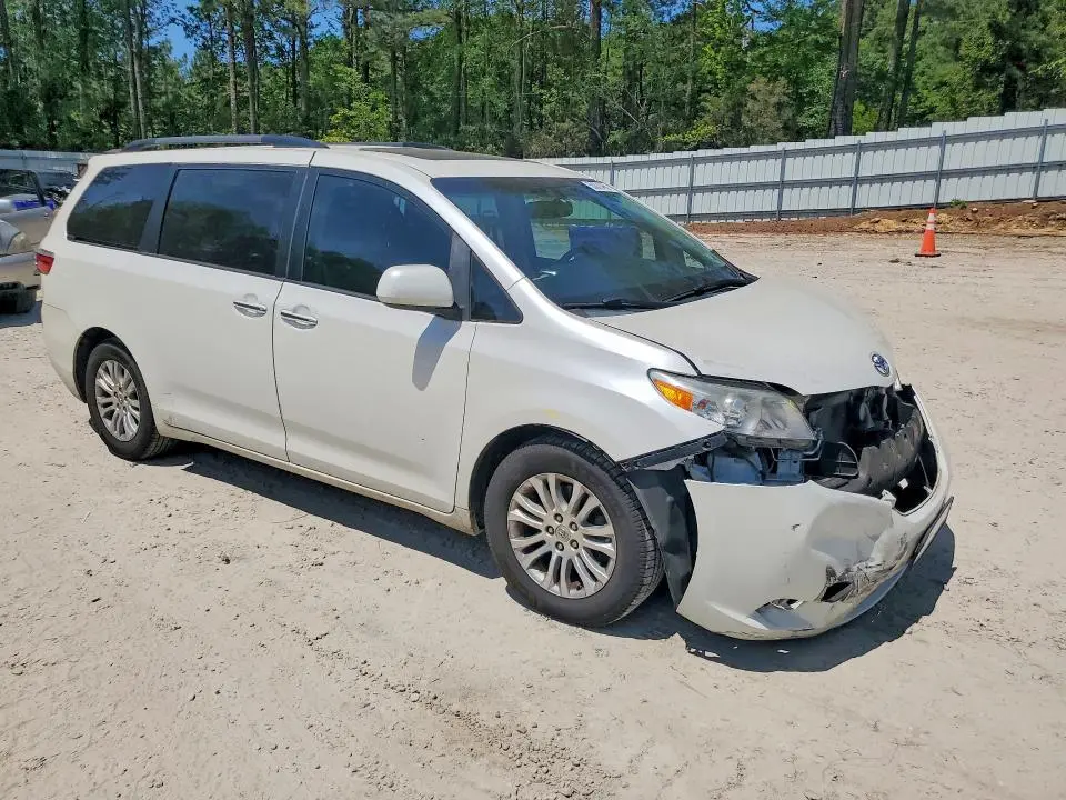 2015 TOYOTA SIENNA XLE 8-PASSENGER  