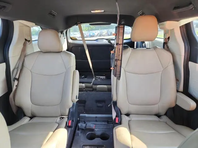 2021 TOYOTA SIENNA XLE  