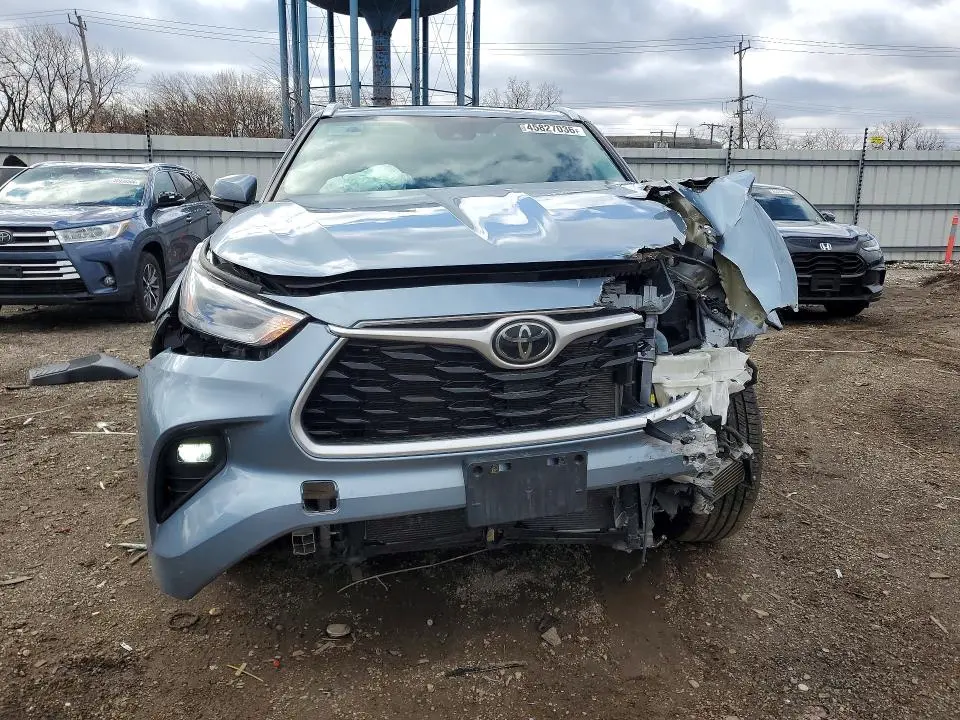 2021 TOYOTA HIGHLANDER XLE  