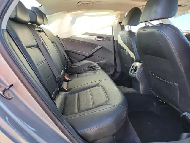 2013 VOLKSWAGEN PASSAT SE  