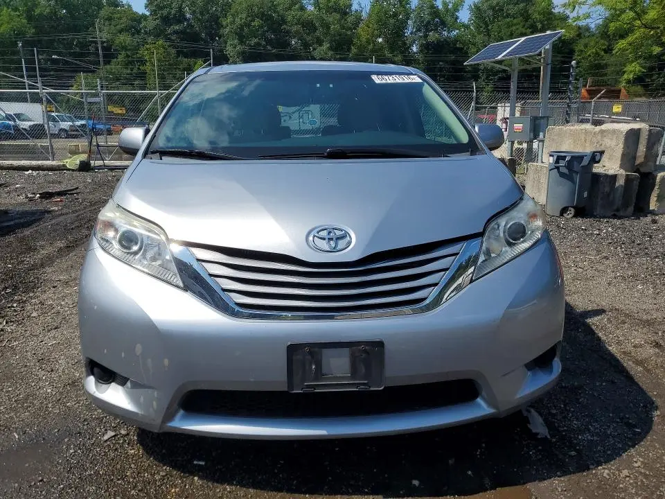 2017 TOYOTA SIENNA LE  