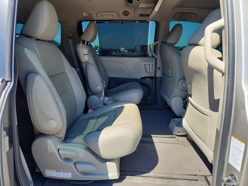 2015 TOYOTA SIENNA XLE PREMIUM 8-PASSENGER  
