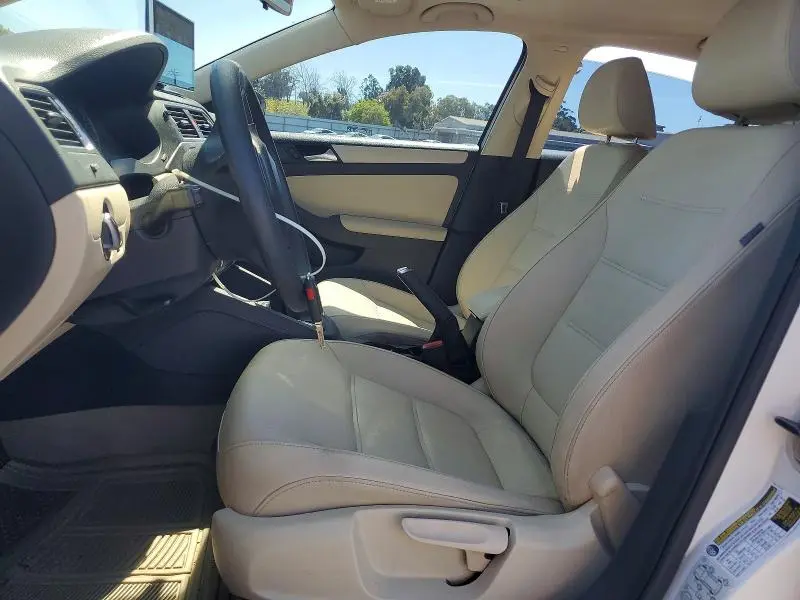 2012 VOLKSWAGEN JETTA SE  