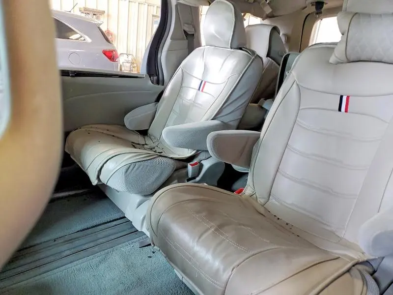 2011 TOYOTA SIENNA LE  