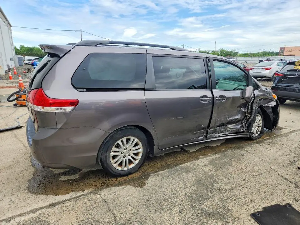 2014 TOYOTA SIENNA XLE 8-PASSENGER  