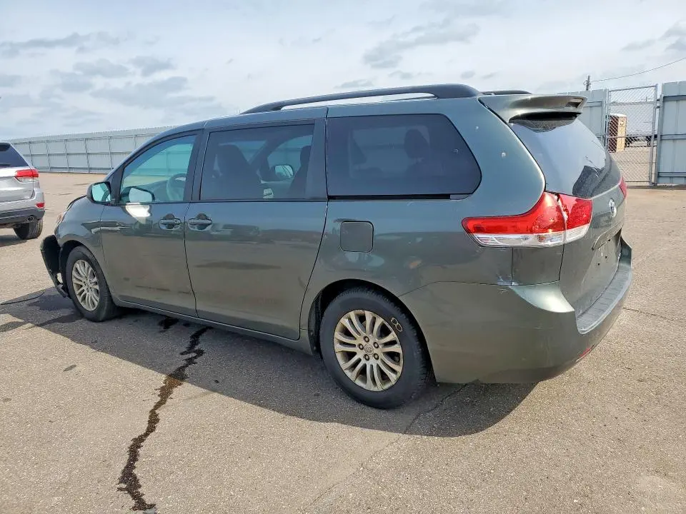 2013 TOYOTA SIENNA XLE  