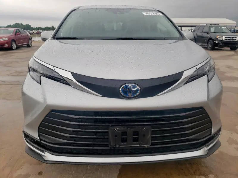 2025 TOYOTA SIENNA LE  