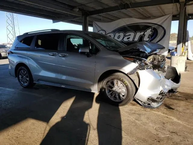 2024 TOYOTA SIENNA XLE  