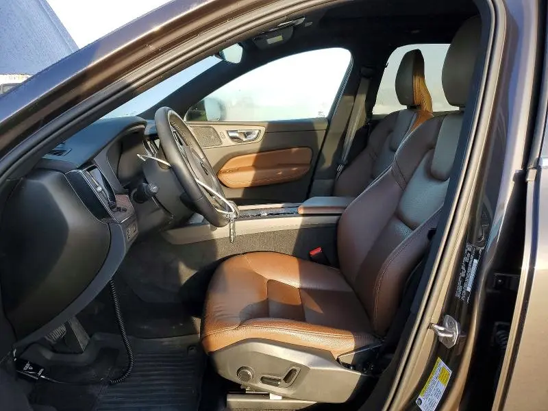 2022 VOLVO XC60 B5 MOMENTUM  