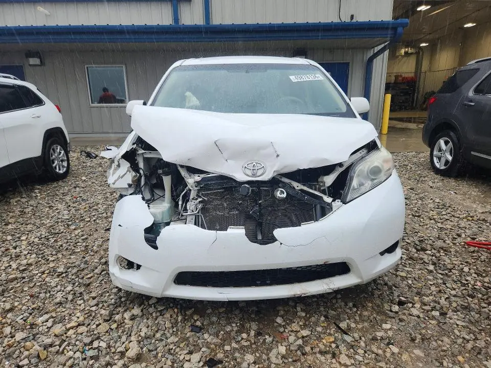 2013 TOYOTA SIENNA LE  