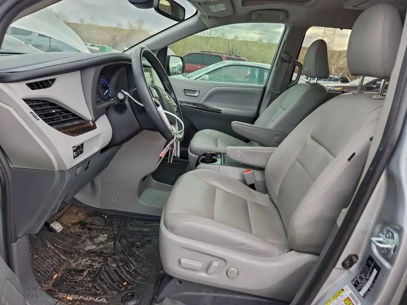 2020 TOYOTA SIENNA XLE  