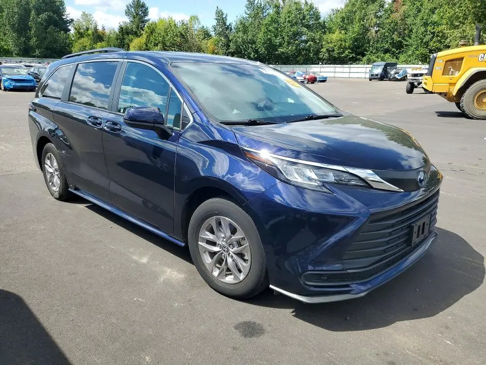2022 TOYOTA SIENNA LE  