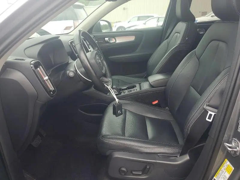 2019 VOLVO XC40 T5 MOMENTUM  