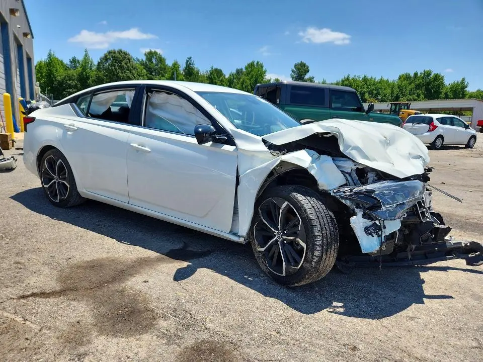 2024 NISSAN ALTIMA SR  