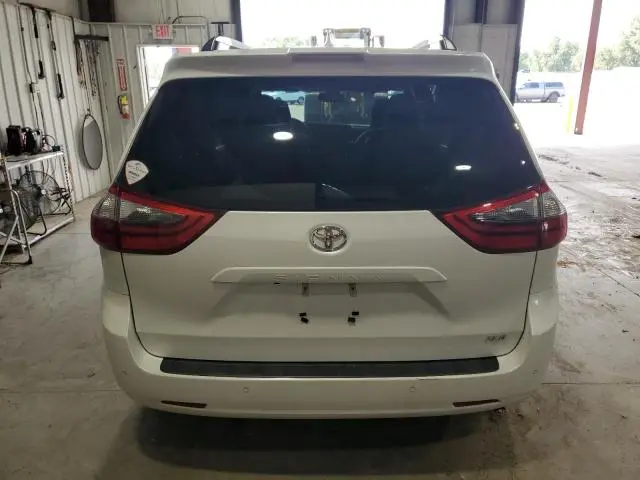 2020 TOYOTA SIENNA XLE  