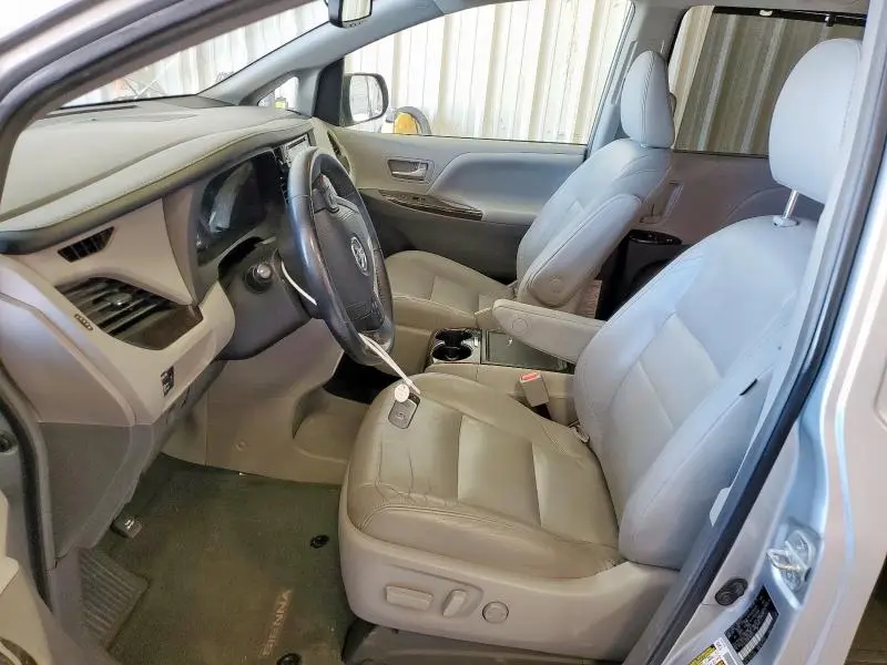2019 TOYOTA SIENNA XLE  
