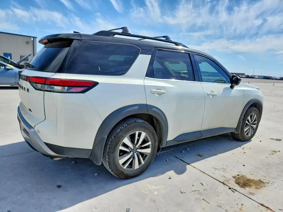 2022 NISSAN PATHFINDER SL  
