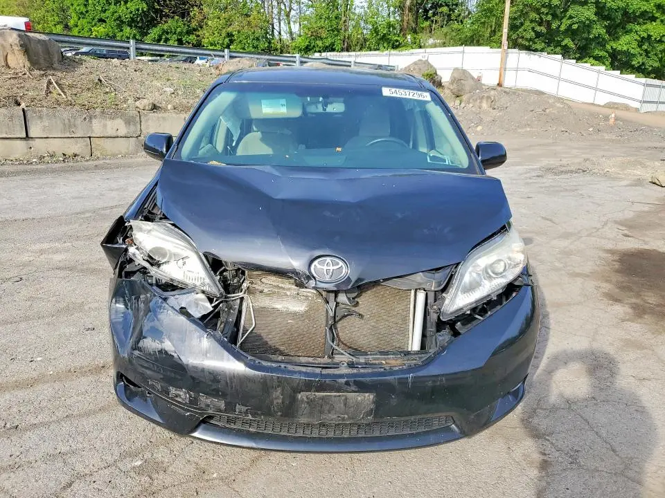2015 TOYOTA SIENNA LE  
