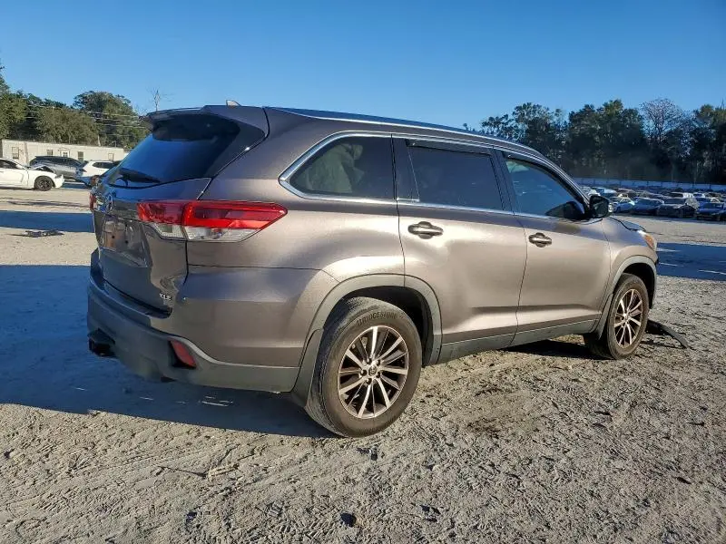 2019 TOYOTA HIGHLANDER SE  