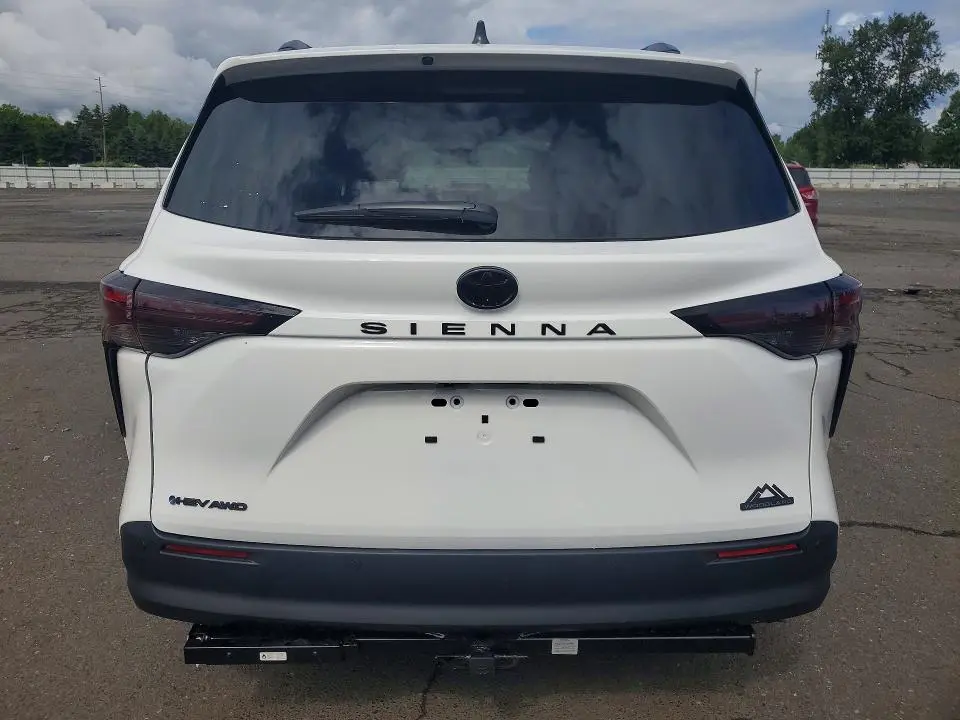 2026 TOYOTA SIENNA WOODLAND EDITION  