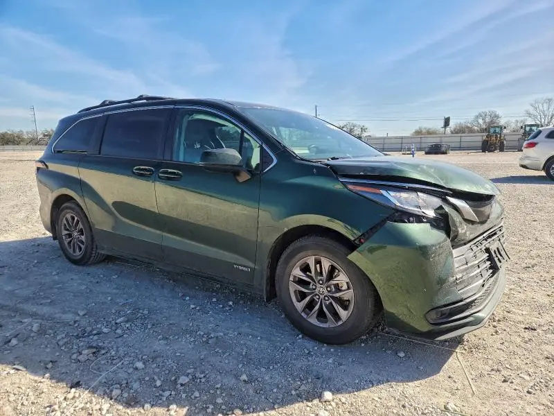 2021 TOYOTA SIENNA LE  