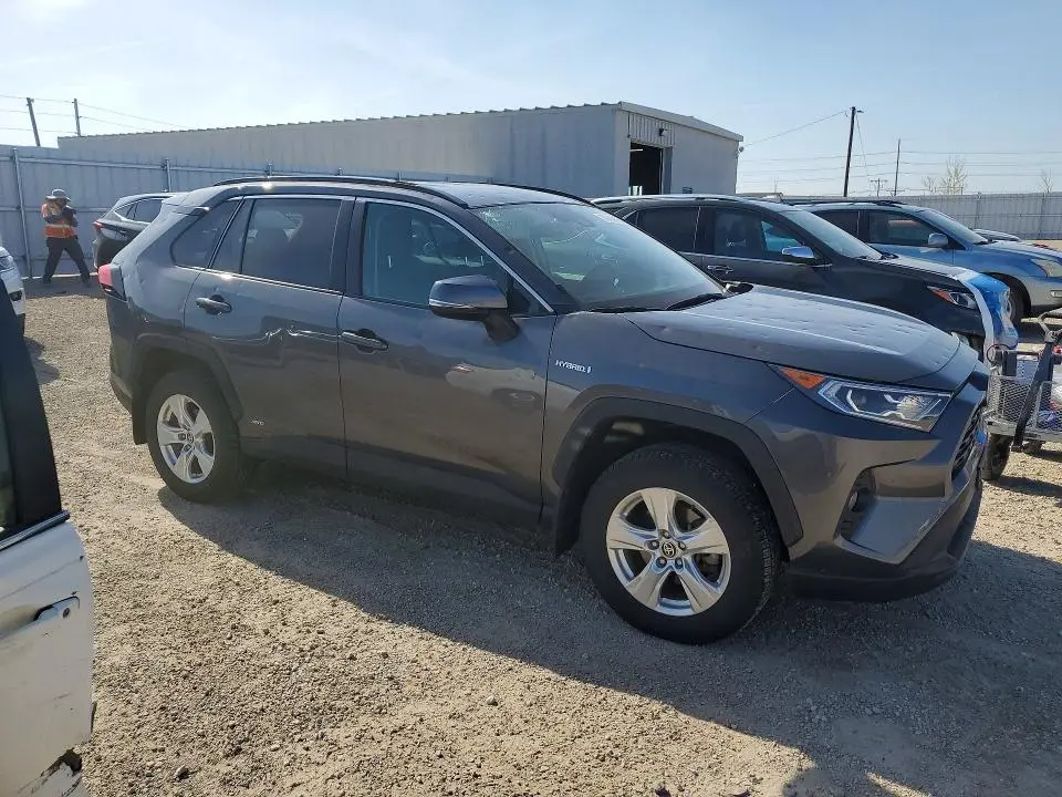 2021 TOYOTA RAV4 XLE  