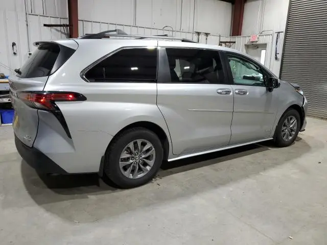 2021 TOYOTA SIENNA XLE  