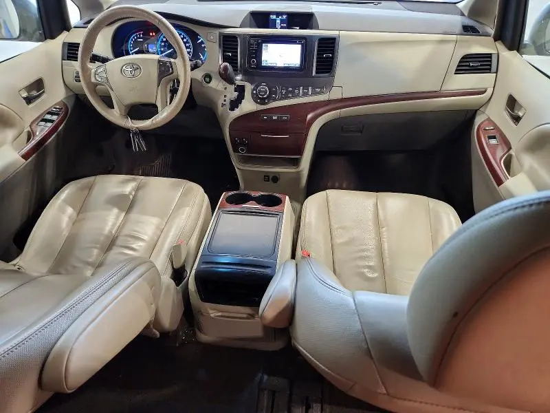 2014 TOYOTA SIENNA XLE 8-PASSENGER  