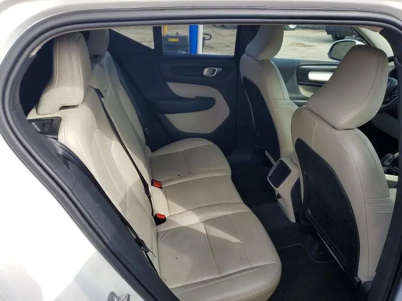 2020 VOLVO XC40 T4 MOMENTUM  