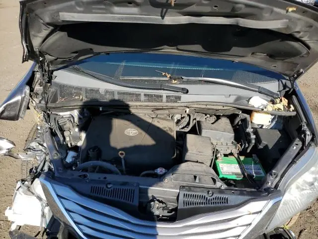 2017 TOYOTA SIENNA XLE